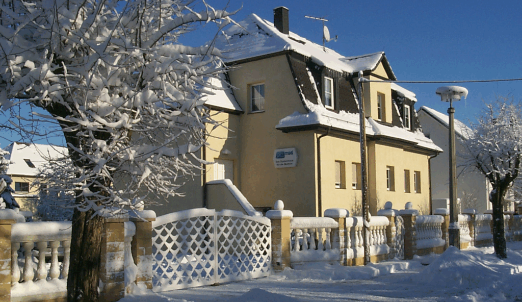 Winterliches Bild vom Hauptsitz der ic med GmbH in Halle (Saale)